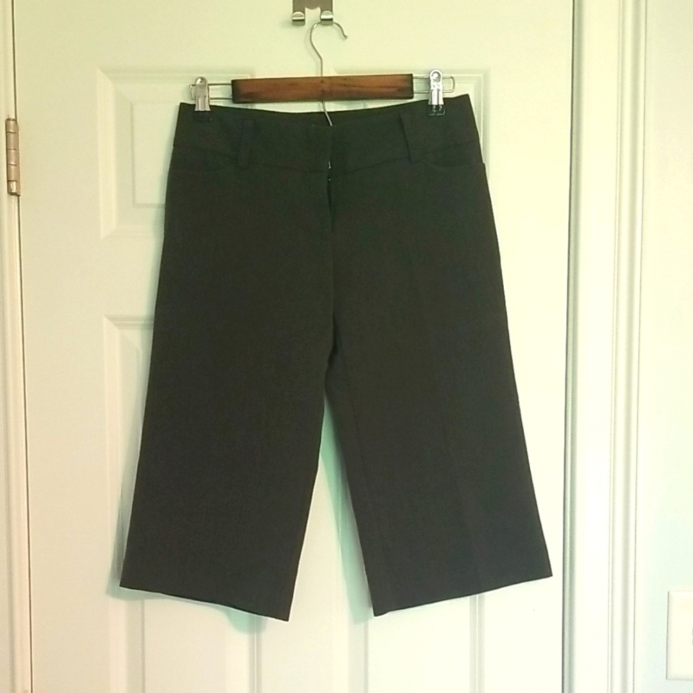 NWOT Forever 21 Capris/Dress Shorts, Gray, Size Small